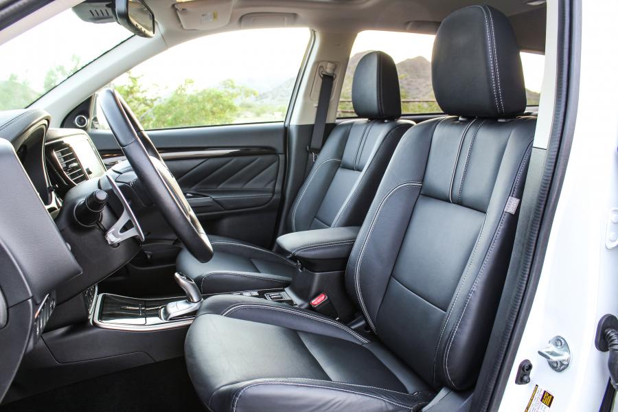 Интерьер Mitsubishi Outlander PHEV 2018 года  (NA) (фото 35 из 41)